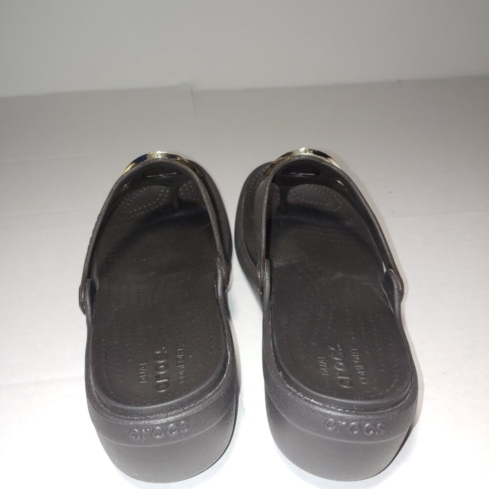 Crocs Dual Comfort Gold Tone Medallion Black Wedge Flip Flop Sandals Sz 10 - Picture 7 of 7